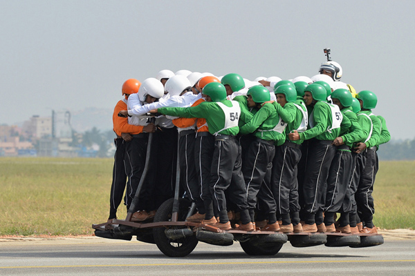 Световен рекорд: 58 индийци на един мотор! (ВИДЕО)