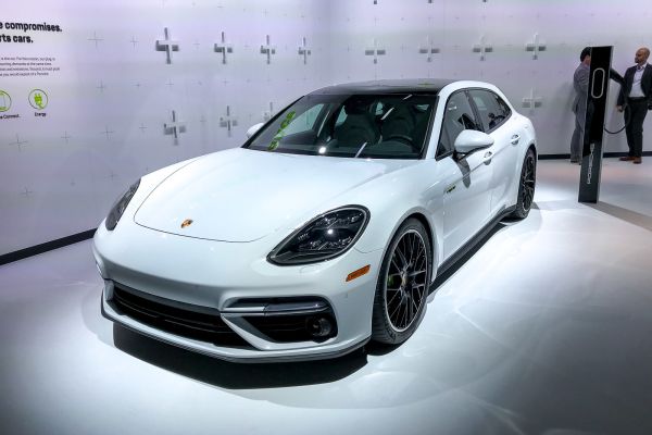 Porsche представи най-мощното серийно комби в света