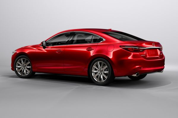 Повече премиум и турбомотор: представиха обновената Mazda6