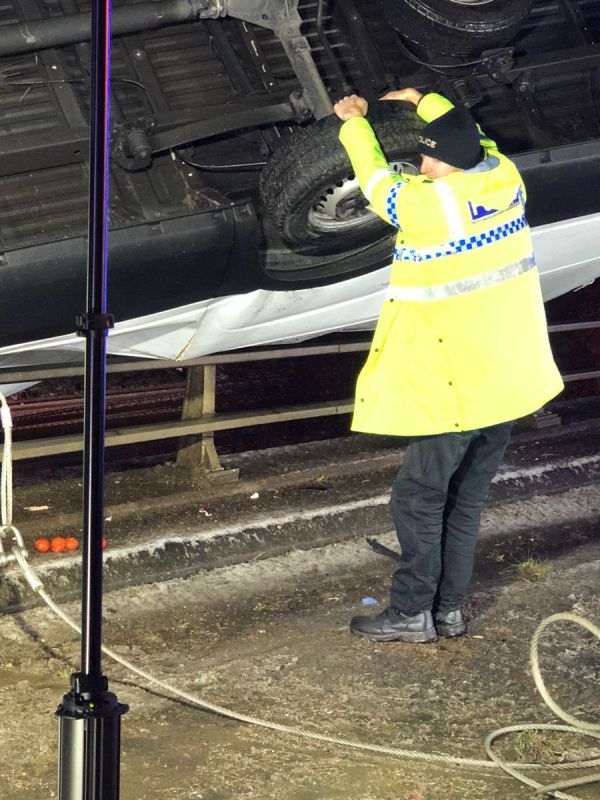 Английски полицай задържа с ръце падащ от мост микробус