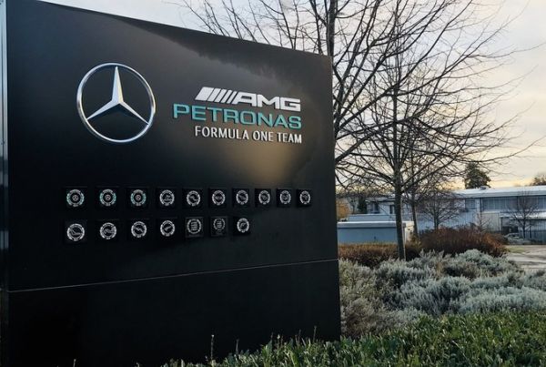 Ромски катун превзе базата на Mercedes-AMG F1