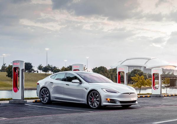 Tesla наложи нови ограничения за зарядните си станции