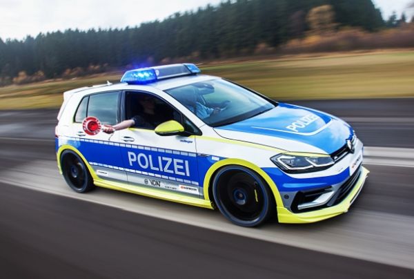 Превърнаха Wolkswagen Golf R в полицейски автомобил