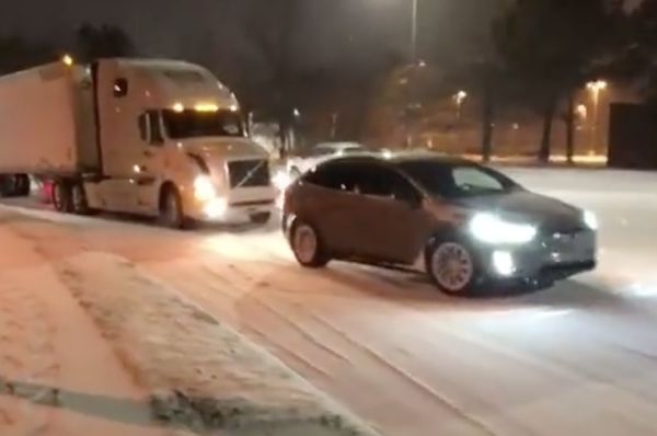 Tesla Model X измъкна камион от снежен капан (ВИДЕО)