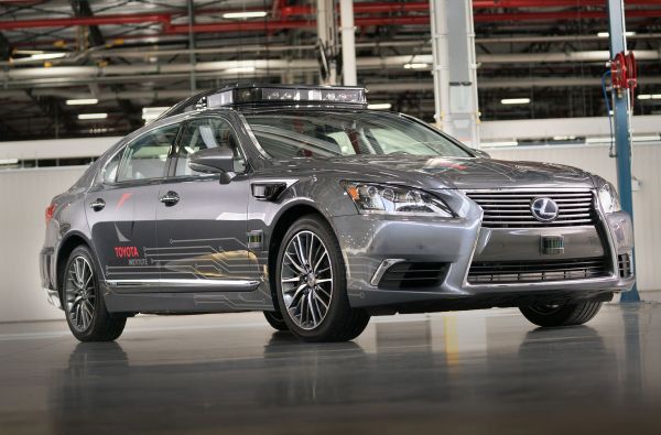 Toyota представи автономен автомобил от следващо поколение (ВИДЕО)