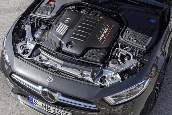 Mercedes сменя V6 с редови двигател