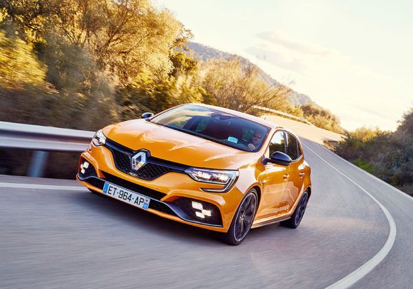 Вижте как новото Renault Megane RS ускорява до 237 км/ч (ВИДЕО)