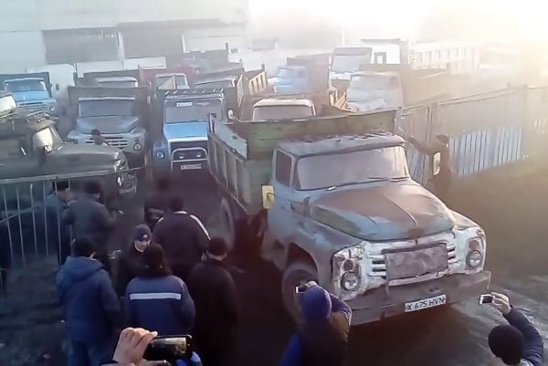 Жестока битка между камиони в Казахстан (ВИДЕО)