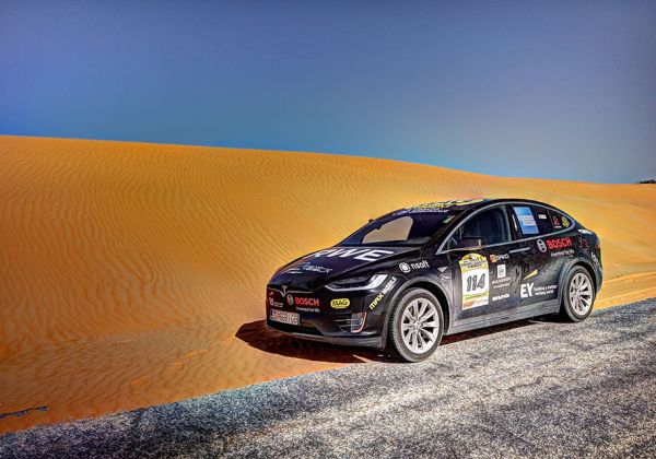 Tesla Model X се справи и с пустинята Сахара
