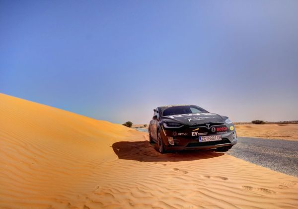 Tesla Model X се справи и с пустинята Сахара