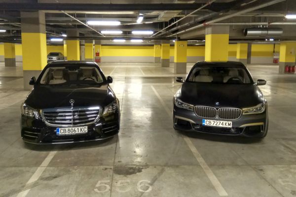 Нечестна битка: BMW M760Li срещу Mercedes-Benz S560 (ВИДЕО)