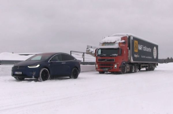 Tesla Model X тегли 43-тонен камион на сняг (ВИДЕО)