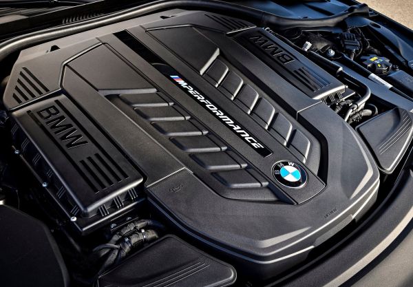 BMW се отказва V12 двигателя си