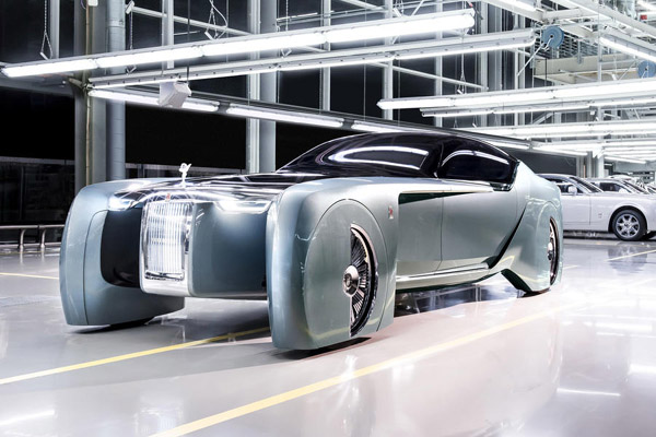 Rolls-Royce: В Aston Martin не разбират луксозния сегмент
