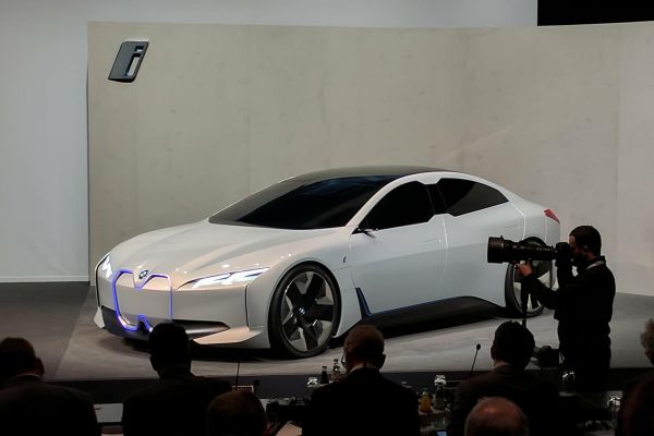 BMW очаква рекордни продажби и приходи през 2018