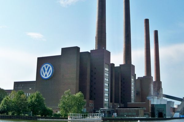 Претърсват централата на VW