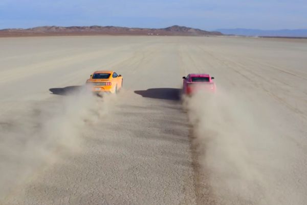 Ford Mustang и Chevrolet Camaro се надпреварват в пустинята (ВИДЕО)