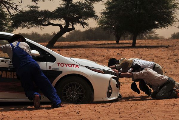 Toyota Prius се справи с класическия маршрут „Париж – Дакар”