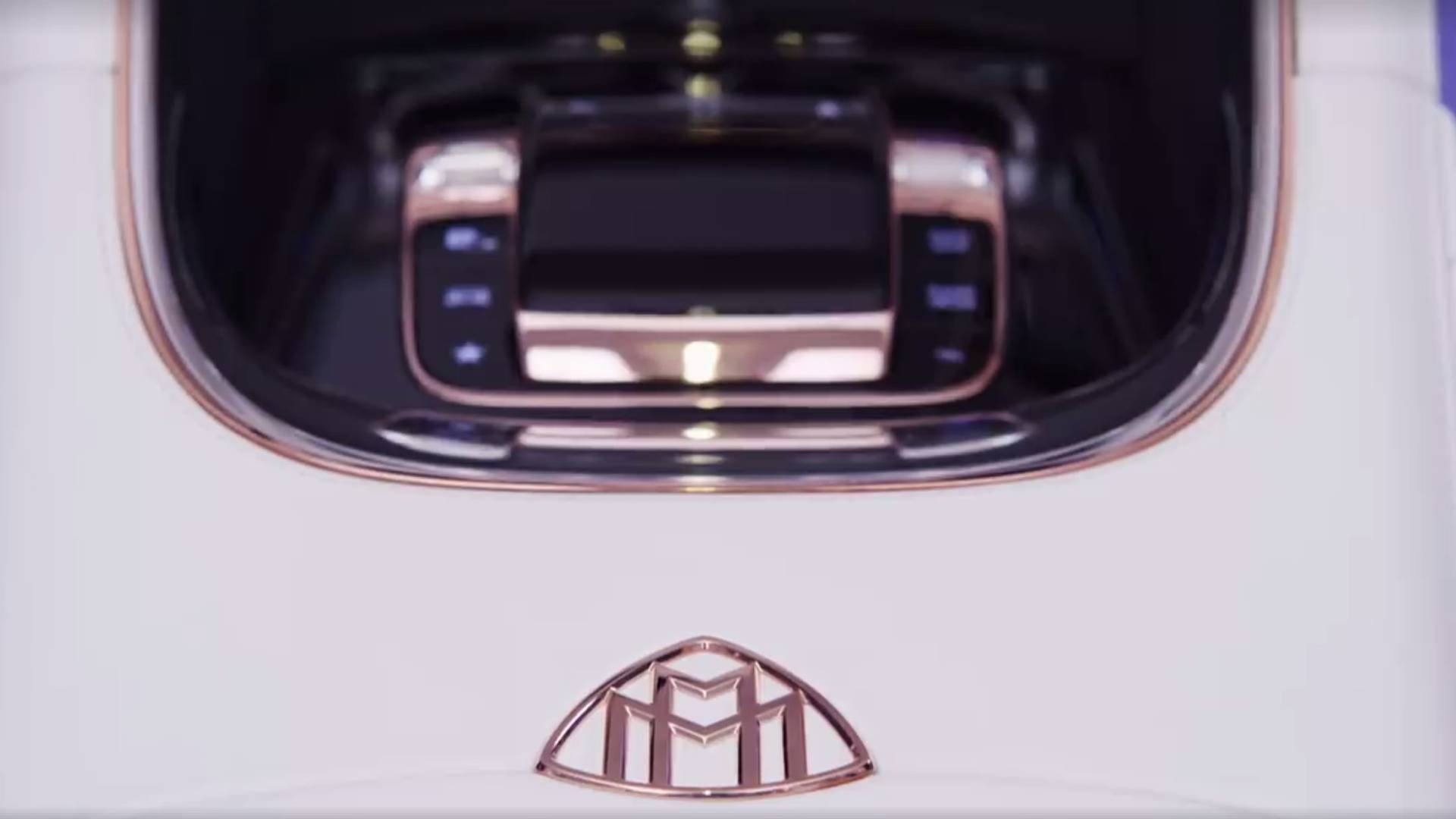 Mercedes-Maybach показа интериора на новия си SUV