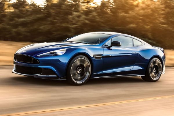 Джеймс Бонд продаде синия си Aston Martin Vanquish за 468 000 долара