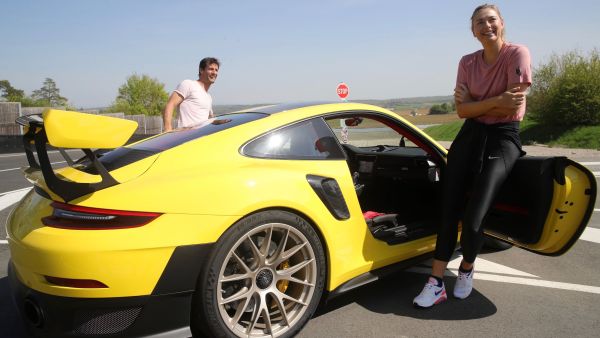 Уебър и Шарапова се забавляват с най-мощното Porsche (ВИДЕО)