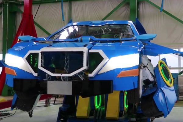 Робот се трансфомира в спортен автомобил