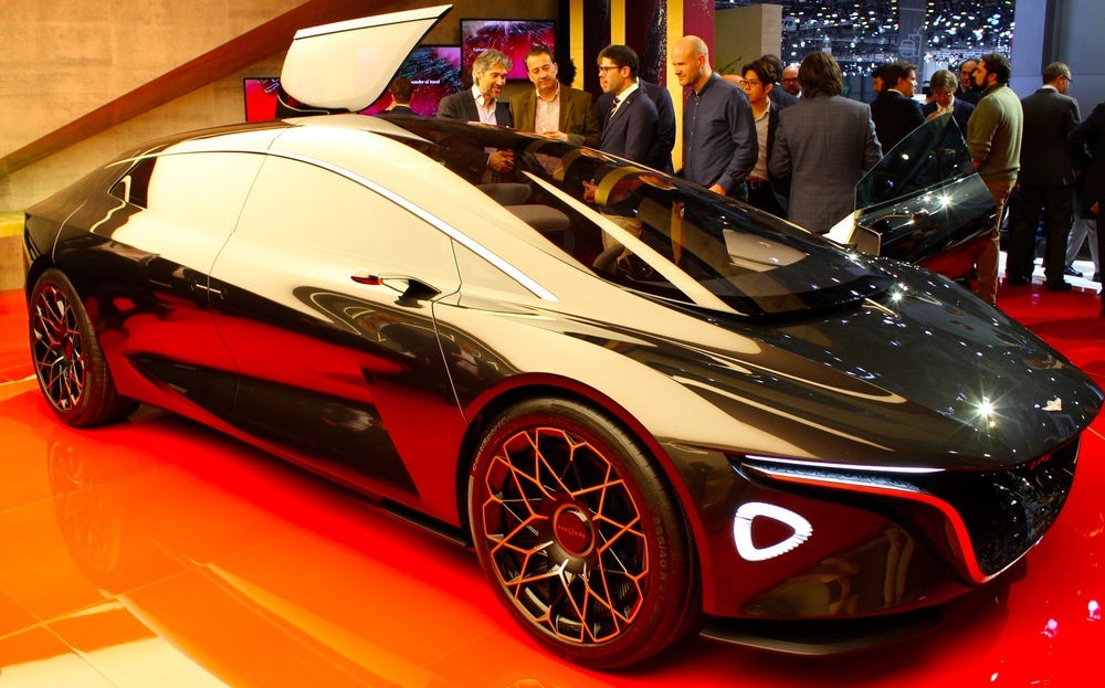 Aston Martin пуска електрически SUV (за неделя)