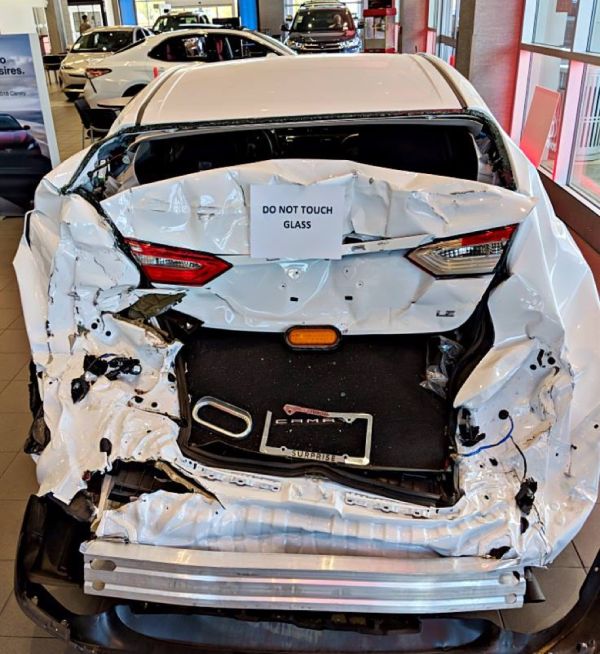 Дилър на Toyota изложи в магазина си унищожена Camry