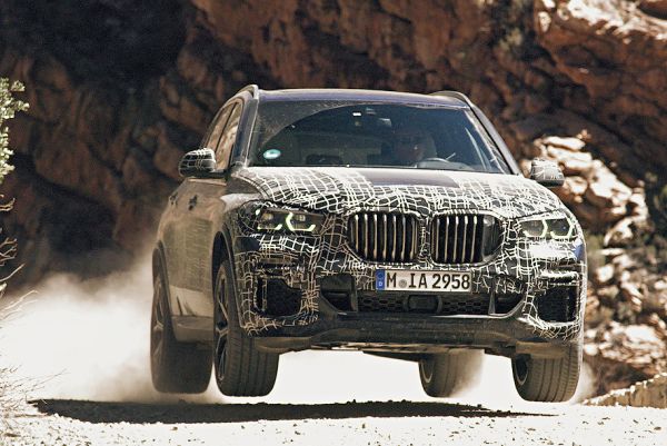 BMW показа как се справя новото X5 (ВИДЕО)