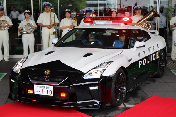 Подарък Nissan GT-R за полицията (ВИДЕО)