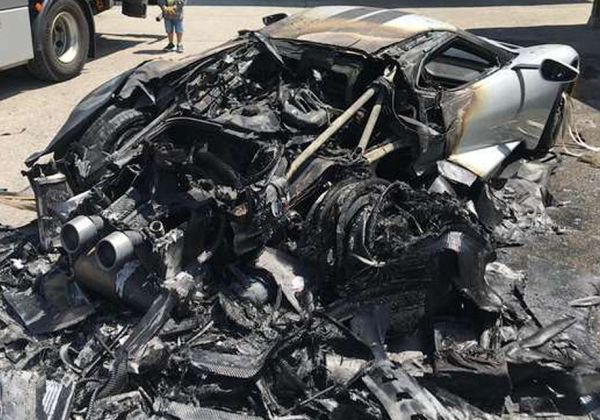 Tesla Model S на холивудски режисьор изгоря на пътя (ВИДЕО)