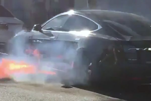 Tesla Model S на холивудски режисьор изгоря на пътя (ВИДЕО)