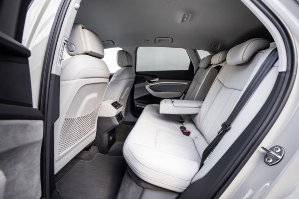 Audi e-tron – 5 екрана и камери вместо огледала