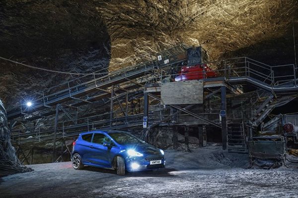 Как тестват Ford Fiesta ST на 400 м под земята (ВИДЕО)
