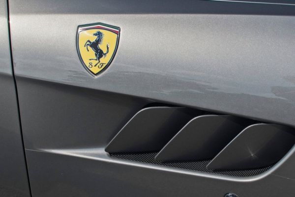 Ferrari изненада с нестандартен двигател