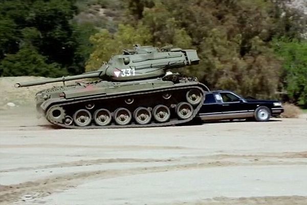 Шварценегер гази лимузина с личния си танк (ВИДЕО)