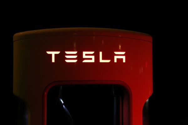 Мъск ще купува Tesla срещу 71 млрд. долара