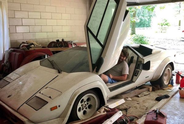 Да намериш изоставено Lamborghini Countach в гаража на баба си