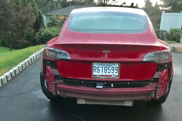 Дъждът е фатален за задната броня на Tesla Model 3 (ВИДЕО)