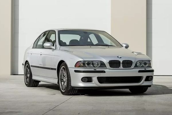 16-годишно BMW M5 на 703 км се продава за 180 000 долара