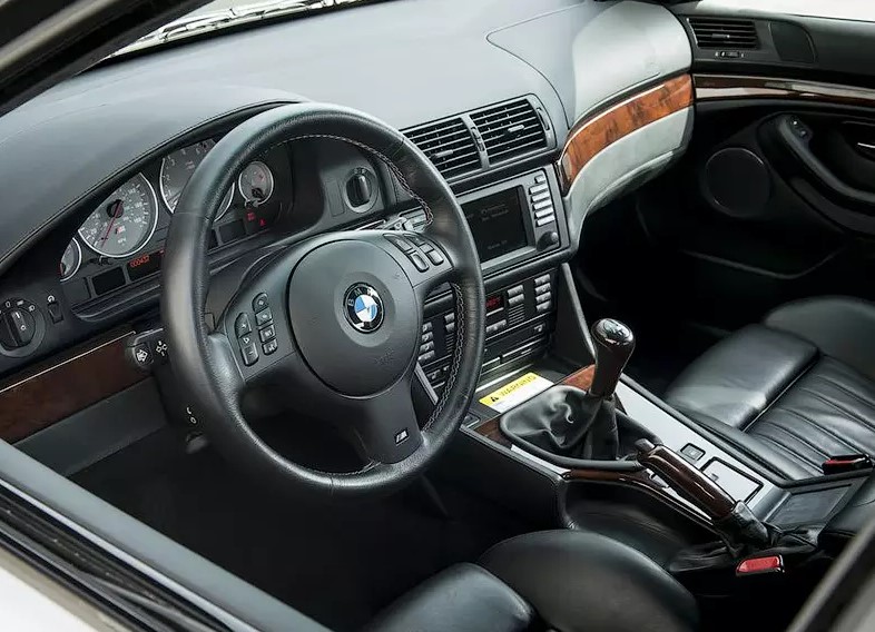 16-годишно BMW M5 на 703 км се продава за 180 000 долара