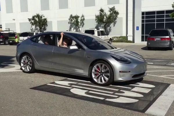 Автопилотът на Tesla спаси човешки живот (ВИДЕО)