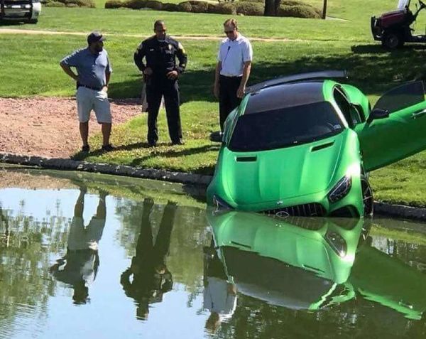 Неуспешен опит за селфи удави нов Mercedes