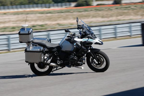 Вижте безпилотния мотоциклет на BMW (ВИДЕО)