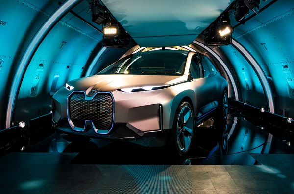 BMW показа големия си електрически SUV в самолет