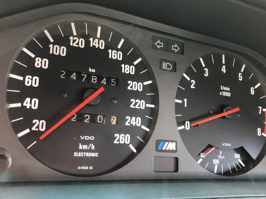 Колко струва BMW E30 M3 Sport Evolution на 250 000 км?