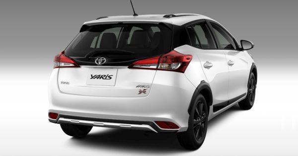 Toyota експериментира със спортен Hilux и въдеходен Yaris