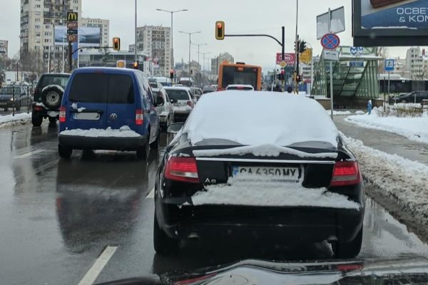 Срамно ли е да си чистиш колата от снега?