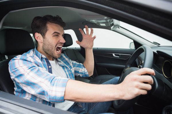 Коя музика е най-опасна за слушане в колата?