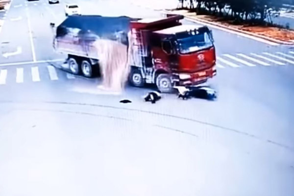 Късмет: Два камиона удрят моторист, той невредим (ВИДЕО)